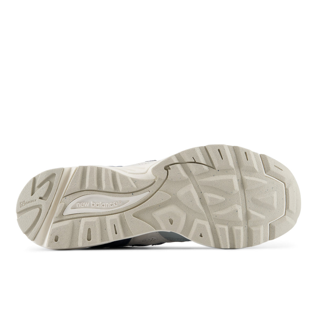 NEW BALANCE U880R69L